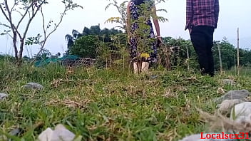 Desi aunty enjoys outdoor sex with local man (Official video)