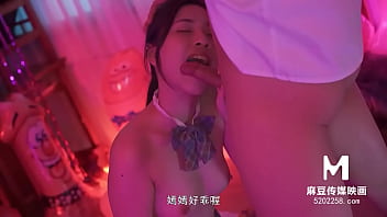 Li Yan Xi's sensual exhibition of her Asian beauty and sexual skills