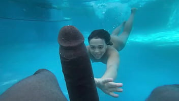 Amateur teen gives blowjob to BBC in underwater setting